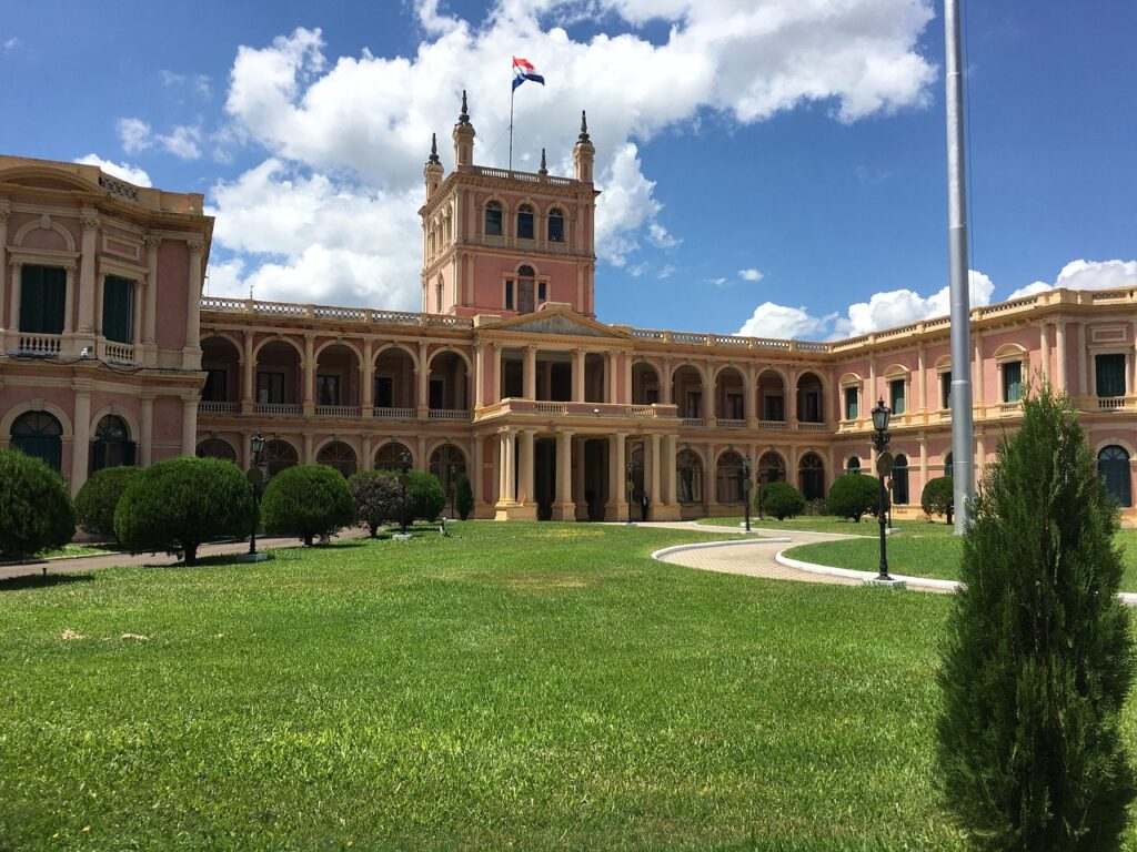 Reisepass und beglaubigte Dokumente als Symbol für die Vorbereitung einer Übersiedlung nach Paraguay.