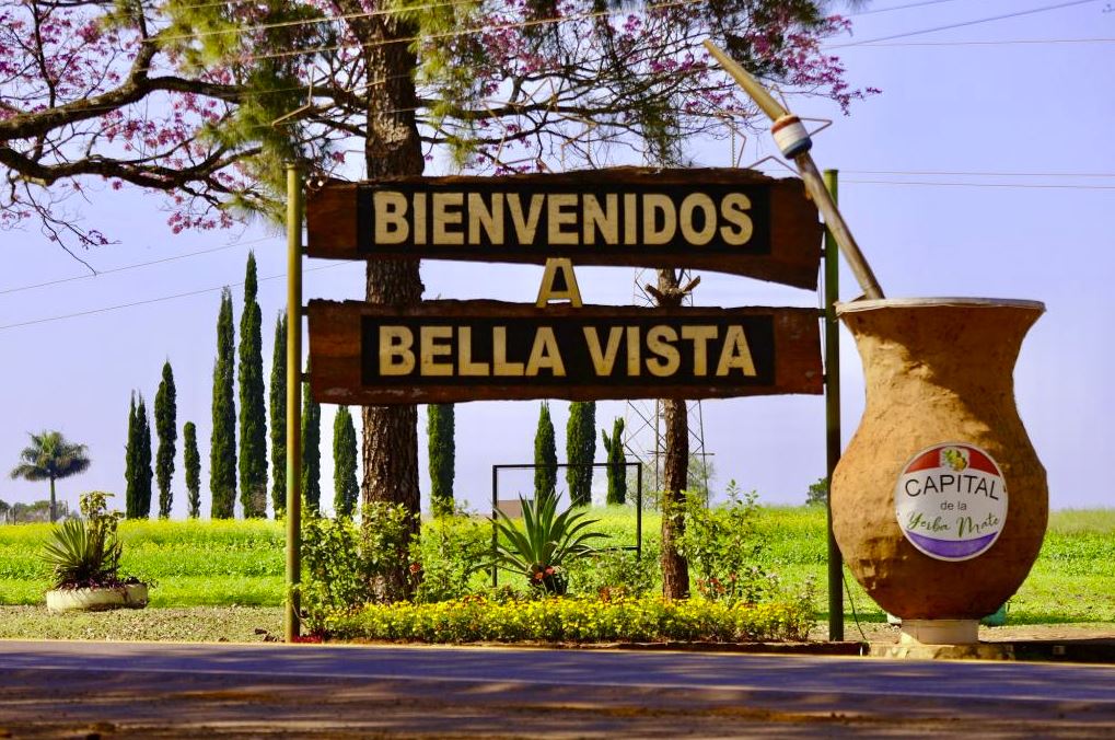 Ortseingang von Bella Vista mit dem Hinweis auf die Stadt als „Capital de la Yerba Mate“.