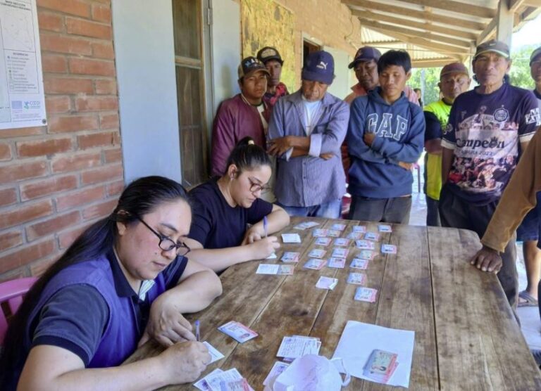 Mitarbeiterinnen bearbeiten Identitätsdokumente bei einem mobilen Behördeneinsatz in einer indigenen Gemeinde in Paraguay. Symbolbild.