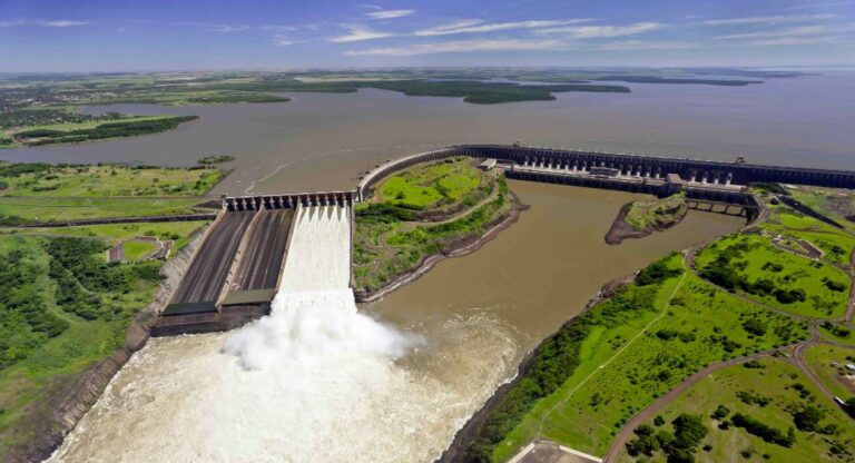 Das Wasserkraftwerk Itaipú am Río Paraná. Wasserkraft bildet weiterhin das Rückgrat der paraguayischen Stromversorgung.