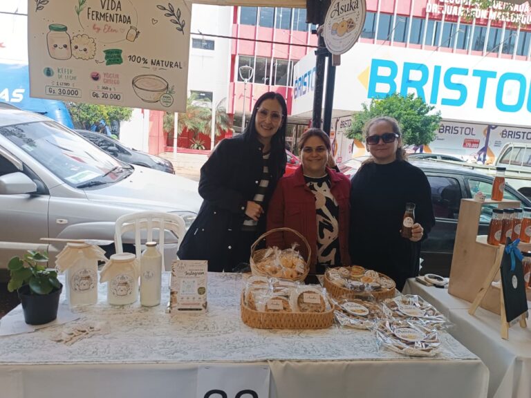 44 lokale Unternehmer und Kleinproduzenten präsentierten am Samstag bei einer Messe rund um die Plaza de Armas in Encarnación ihre Produkte.
