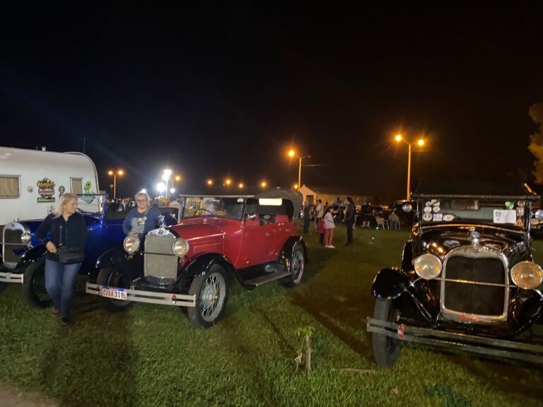 Historische Fahrzeuge stehen an diesem Wochenende in Encarnación im Mittelpunkt. Das siebte EVCA-Treffen bringt Oldtimerfreunde an der Réplica de la Estación del Ferrocarril zusammen.