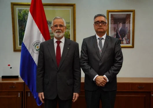 Vertreter des paraguayischen Außenministeriums, des Ministeriums für Industrie und Handel und der ANDE bei Beratungen über eine stärkere elektrische Verbindung zwischen Paraguay und Brasilien. Unterschiedliche Netzfrequenzen von 50 und 60 Hertz gehören zu den technischen Herausforderungen. Foto: Agencia IP.