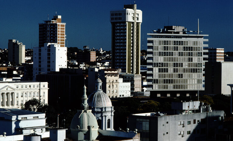 Blick über Asunción. Paraguays Hauptstadt steht für die urbane Seite eines Landes, das zunehmend auch für Menschen aus Europa als Wohn-, Arbeits- und Investitionsstandort interessant wird.