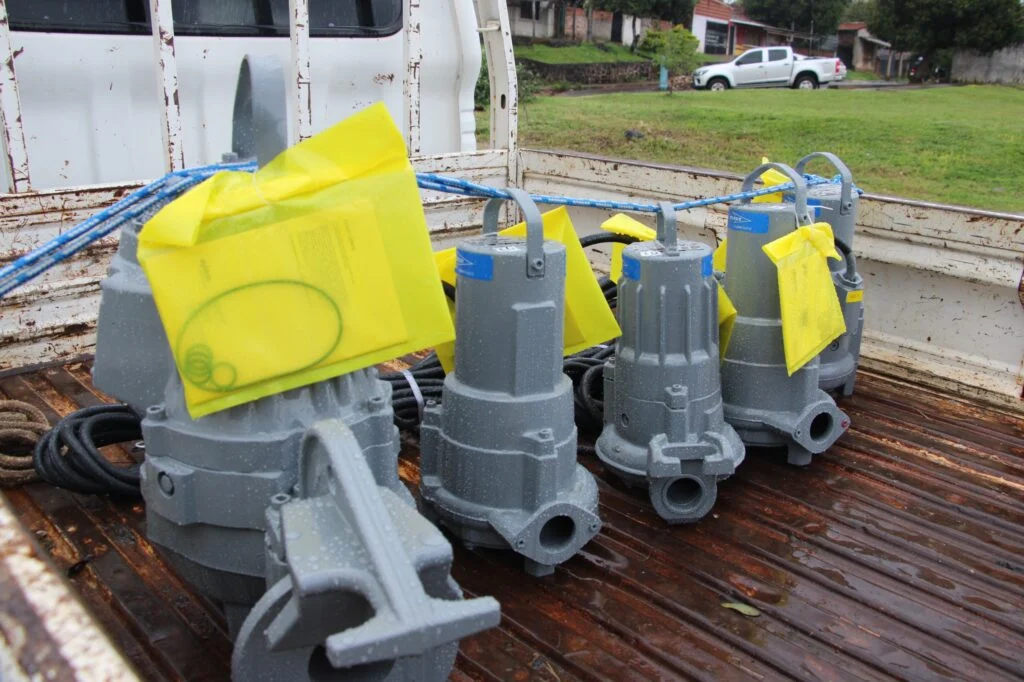Arbeiten am Abwassersystem von Encarnación und Cambyretá. Yacyretá hatte im August zehn neue Elektropumpen zur Verstärkung des Systems in Betrieb genommen. Foto: Entidad Binacional Yacyretá (EBY).