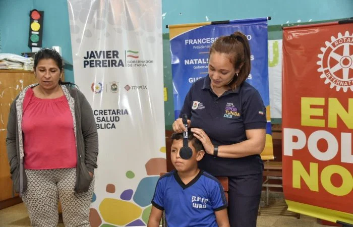 Augenuntersuchung eines Schulkindes bei einer Gesundheitsaktion in Cambyretá. Das aktuelle Projekt „La magia visual de los niños cambyreteños“ will Sehprobleme bei Kindern früh erkennen und bei Bedarf eine kostenlose Brille ermöglichen.