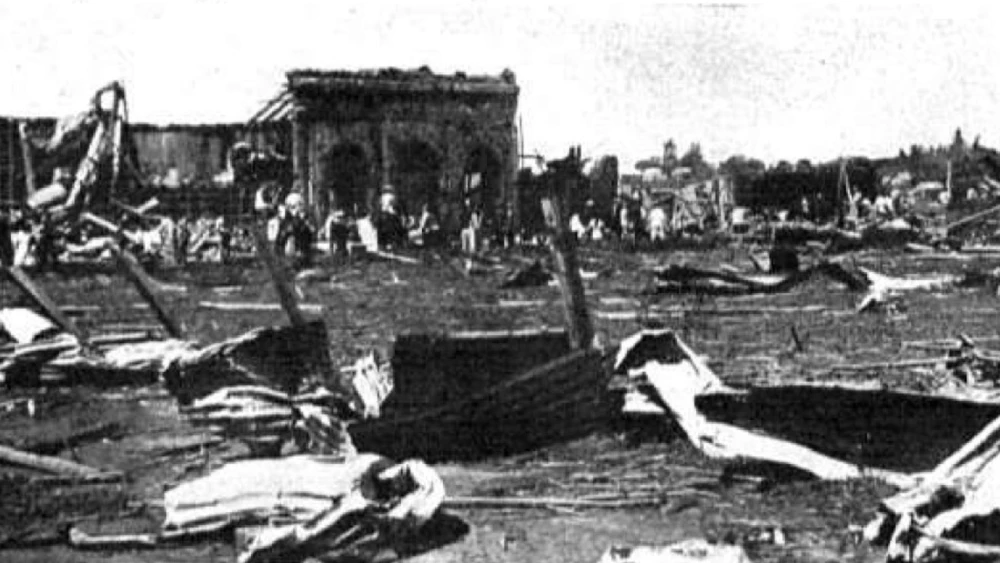 Zerstörte Gebäude und Trümmer in Encarnación nach dem verheerenden Tornado vom 20. September 1926. Besonders schwer getroffen wurde die damalige Villa Baja am Paraná