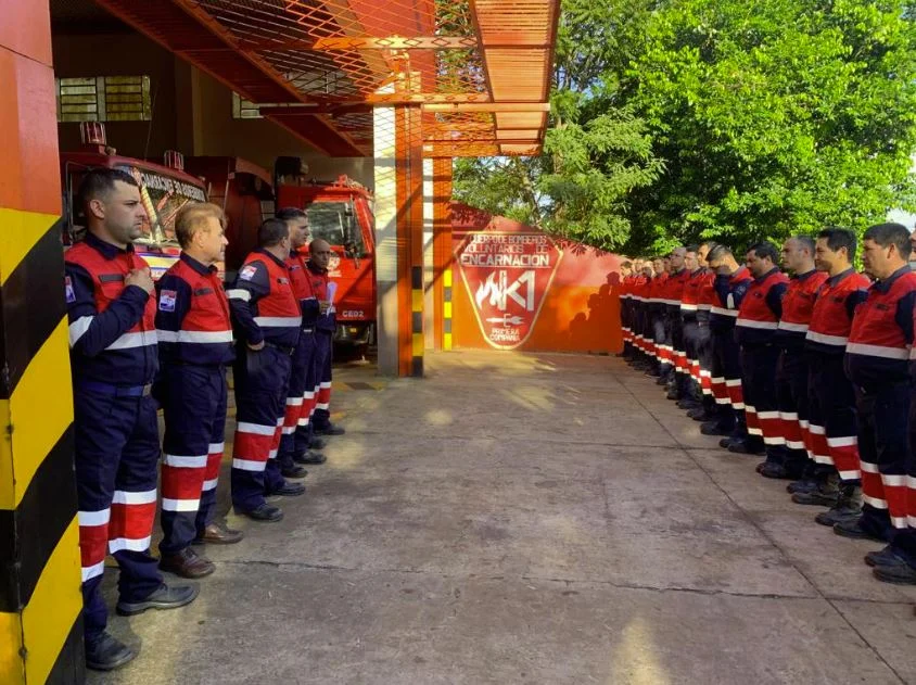 Freiwillige Feuerwehrleute in Encarnación. Bei einem Einsatz im Stadtteil San Isidro retteten Einsatzkräfte einem zweijährigen Mädchen das Leben.