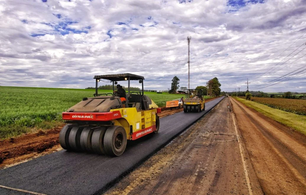 Straßenbauarbeiten auf der Ruta Graneros del Sur in Itapúa. Der 58,4 Kilometer lange Korridor verbindet Carmen del Paraná, Fram und La Paz mit Capitán Miranda und ist eine wichtige Verkehrsachse für die landwirtschaftliche Produktion der Region. Fotocredit: Foto: MOPC Paraguay