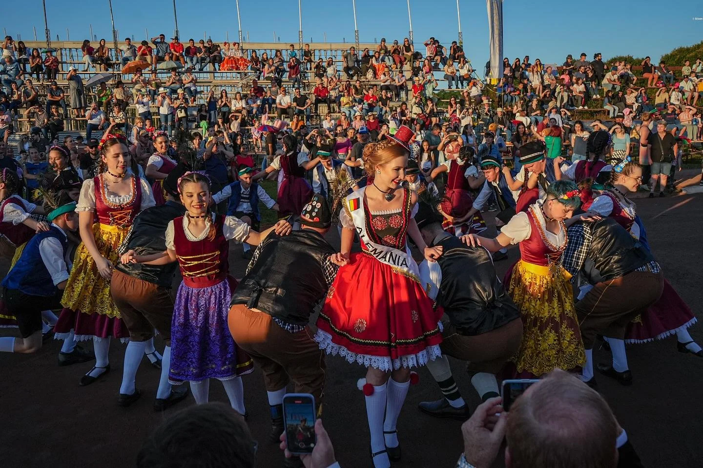 Vertreter verschiedener Gemeinschaften beim Auftakt zur 14. Fiesta Nacional de las Colectividades in Hohenau. Vom 25. bis 27. September wird der Parque de las Naciones erneut zum Treffpunkt der unterschiedlichen Kulturen Itapúas. Foto: Colectividad Paraguaya de Jardín América
