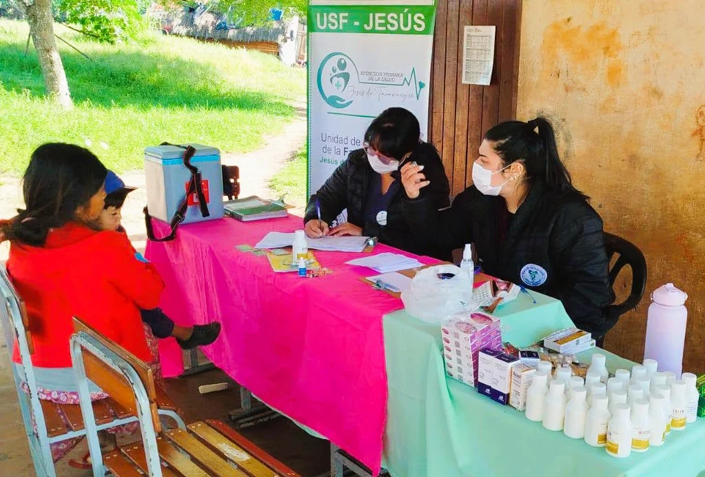 Mitarbeiter der Unidad de Salud de la Familia Jesús bei einem medizinischen Einsatz in der Mbyá-Guaraní-Gemeinde Kambay im Distrikt Jesús de Tavarangüé. 68 Kinder und Erwachsene erhielten medizinische Untersuchungen, Impfungen, Vorsorgeleistungen und Medikamente. Foto: MSPBS Paraguay.