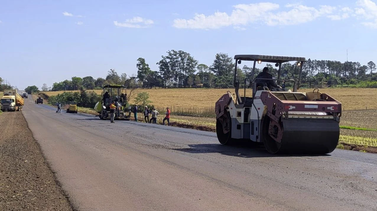 Straßenbauarbeiten auf dem Abschnitt zwischen Kressburgo und Carlos Antonio López im Nordosten Itapúas. Die knapp 30 Kilometer lange Strecke hat nach Angaben des MOPC einen Baufortschritt von rund 70 Prozent erreicht und ist Teil der neuen Verbindung Cruce Kimex–Kressburgo–Carlos Antonio López. Foto: Ministerio de Obras Públicas y Comunicaciones (MOPC), Paraguay