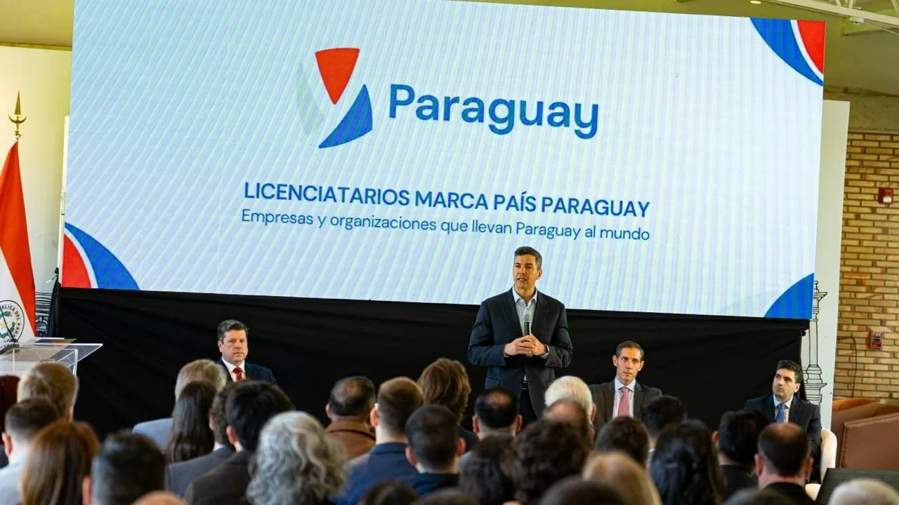 Vertreter paraguayischer Unternehmen bei der Vergabe neuer Lizenzen der Marca País. Mit den 50 neu aufgenommenen Unternehmen steigt die Zahl der Lizenznehmer auf insgesamt 150. Foto: Agencia IP.