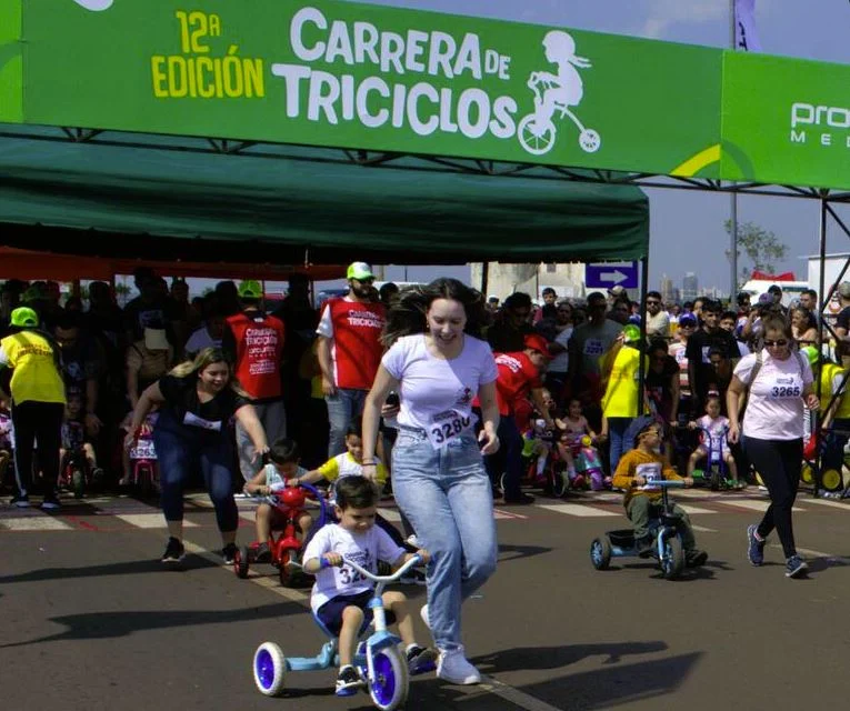 Die Carrera de Triciclos gehört inzwischen zu den traditionellen Familienveranstaltungen Encarnacións. Das Bild zeigt die 12. Ausgabe im Jahr 2025. Archivfoto: ABC Color.