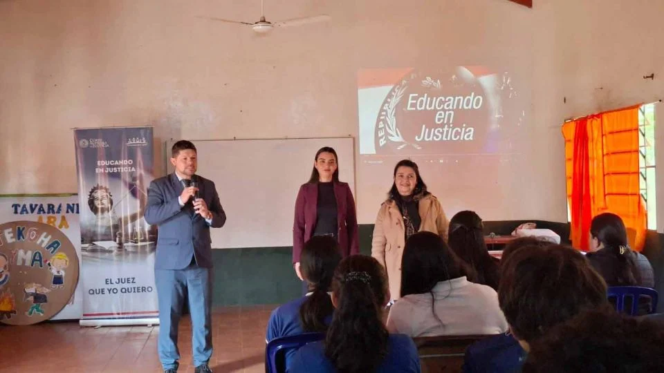 Schülerinnen und Schüler bei der Veranstaltung „Educando en Justicia“ in Natalio, Itapúa.
