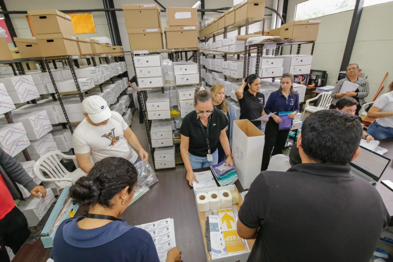 Mitarbeiter der paraguayischen Wahlbehörde kontrollieren die für die Kommunalwahlen am 4. Oktober bestimmten Wahlunterlagen. Die interne Prüfung der Wahlpakete für Itapúa ist bereits abgeschlossen. Foto: Justicia Electoral / TSJE.
