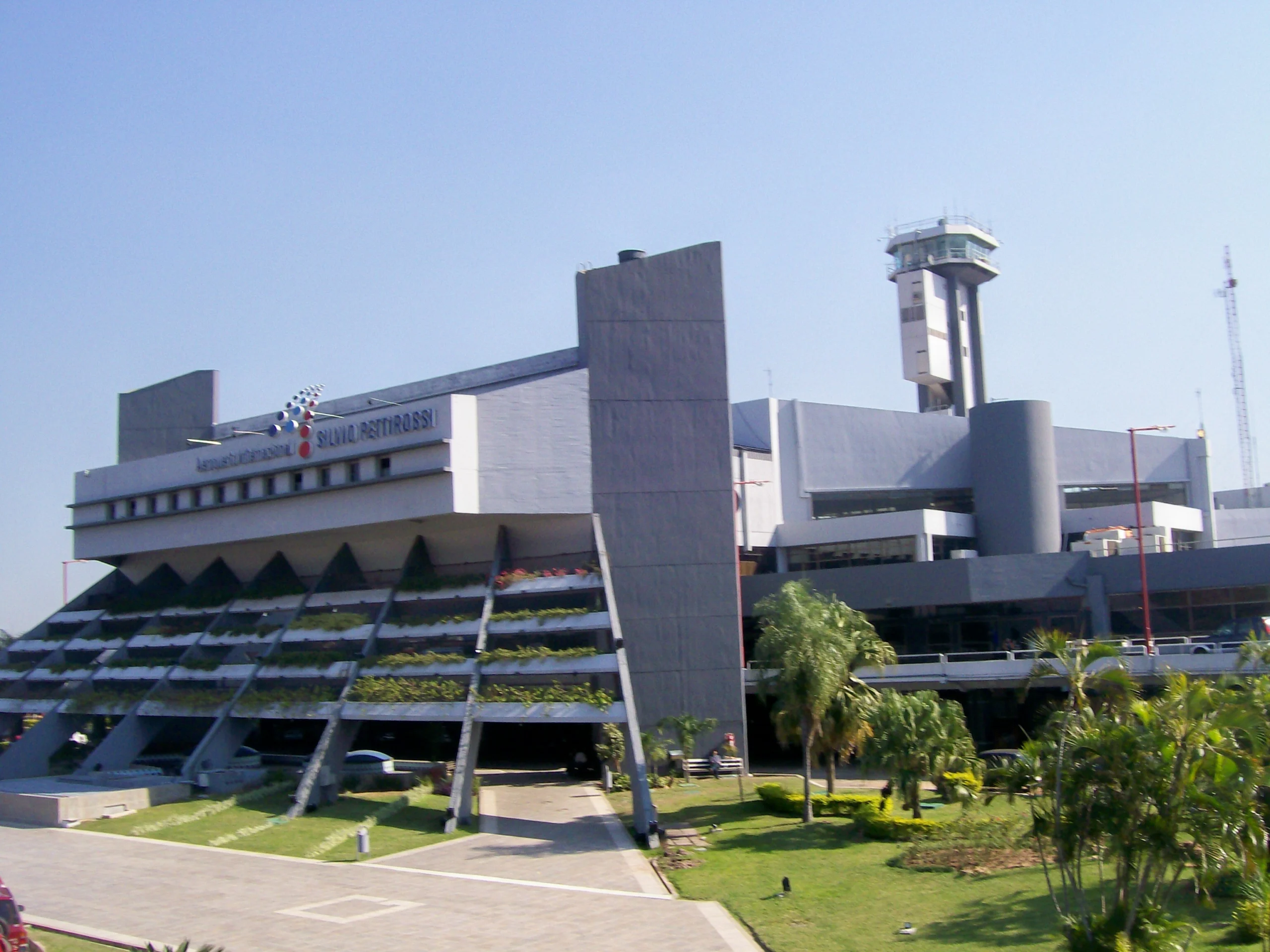 Internationaler Flughafen Silvio Pettirossi bei Asunción. Paraguay bereitet sich auf eine technische Überprüfung seiner Luftfahrtaufsicht durch die US-amerikanische FAA vor und strebt für 2027 die Rückkehr in Kategorie 1 an.