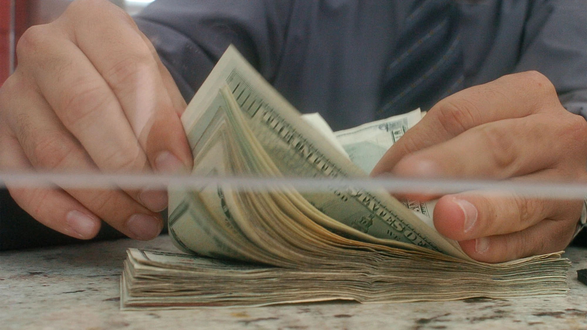 Paraguayische Guaraní-Banknoten vor einem wirtschaftlichen Hintergrund. Die aktuellen Erwartungen des Banco Central del Paraguay deuten für 2026 auf stärkeres Wirtschaftswachstum, niedrigere Inflation und einen Wechselkurs von rund 6.100 Guaraní je US-Dollar zum Jahresende hin.