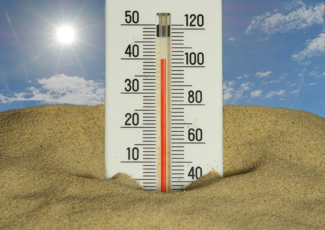 Analoges Thermometer, dessen Anzeige eine sehr hohe Temperatur zeigt