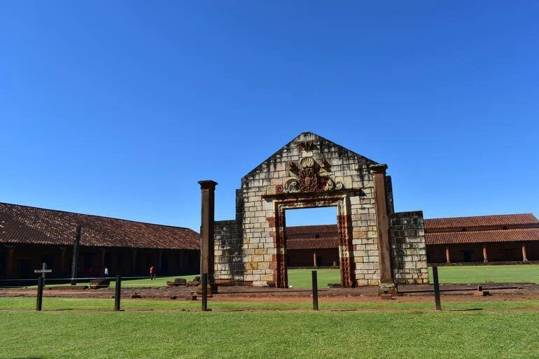 Die Jesuitenmission von San Cosme y Damián in Itapúa. Heute Abend feiert die Stadt die 28. Fiesta Nacional del Pescado. Foto: Josep M. Gracia / Wikimedia Commons, CC BY-SA 4.0