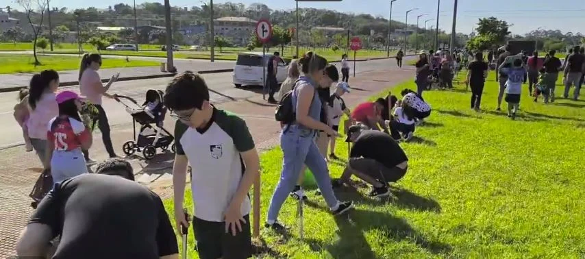Bei der achten Ausgabe von UNAE Verde pflanzten Studierende, Familien, Lehrkräfte und Freiwillige einheimische Bäume an der Costanera von Encarnación. Foto: UNAE Verde