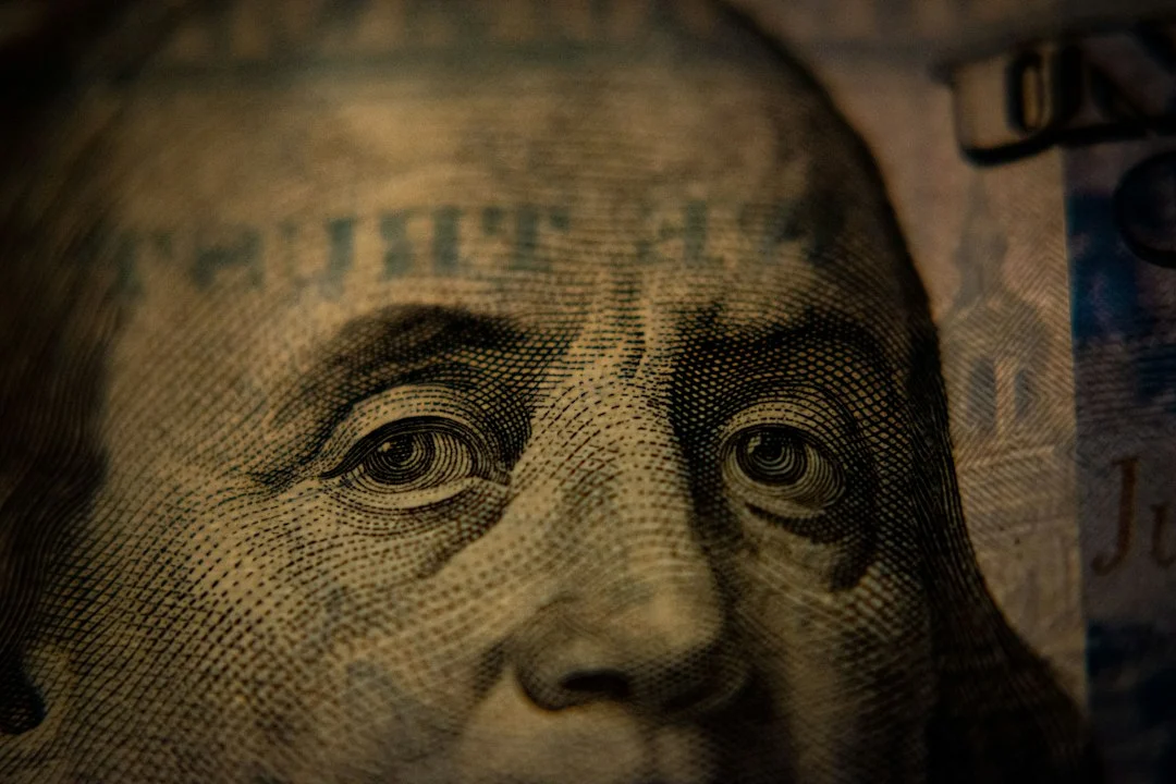 Nahaufnahme eines US-amerikanischen 100-Dollar-Scheins mit dem Porträt von Benjamin Franklin