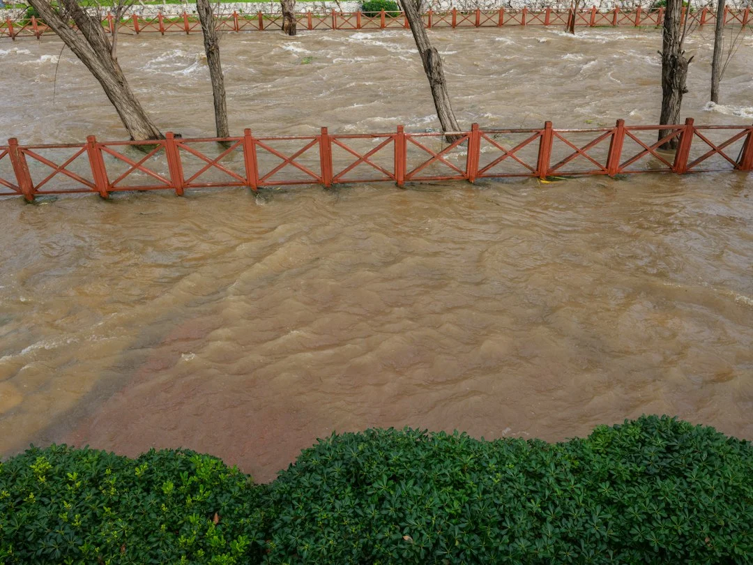 Braunes, schlammiges Flusswasser nach starkem Regen, das über das Ufer tritt