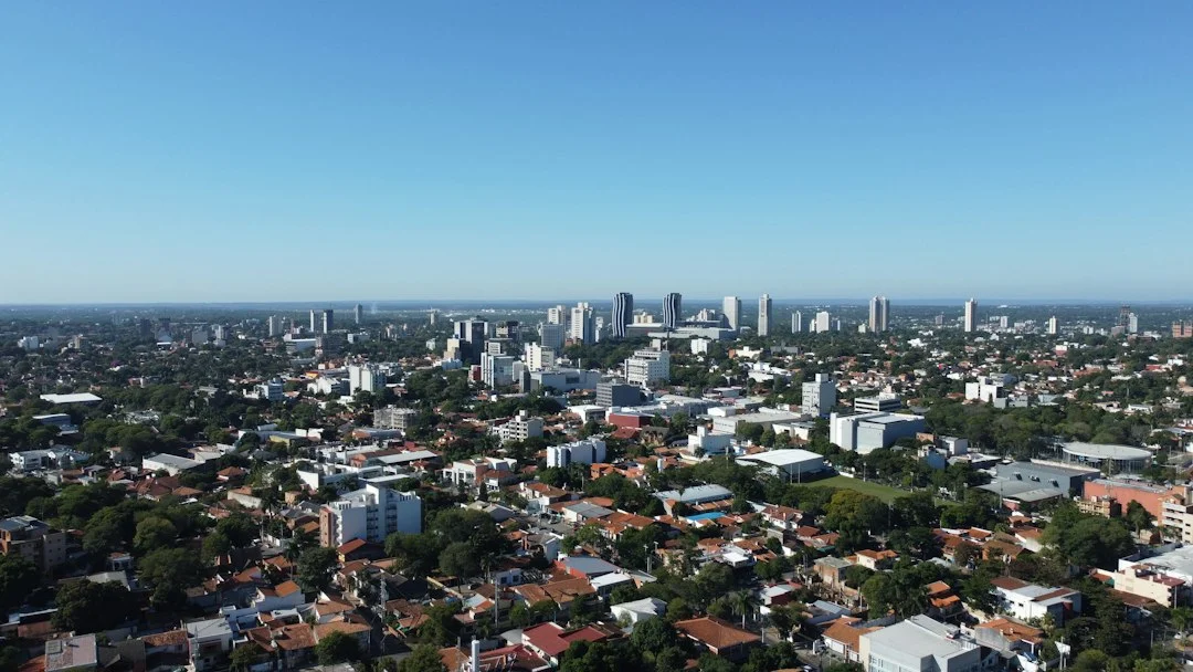 Blick über eine Großstadt mit zahlreichen Hochhäusern und Wohngebäuden