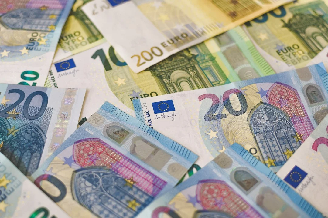Ein Stapel Euro-Banknoten zu 20, 100 und 200 Euro in Nahaufnahme