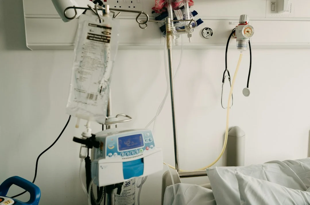 Krankenhauszimmer mit Bett und medizinischen Geräten