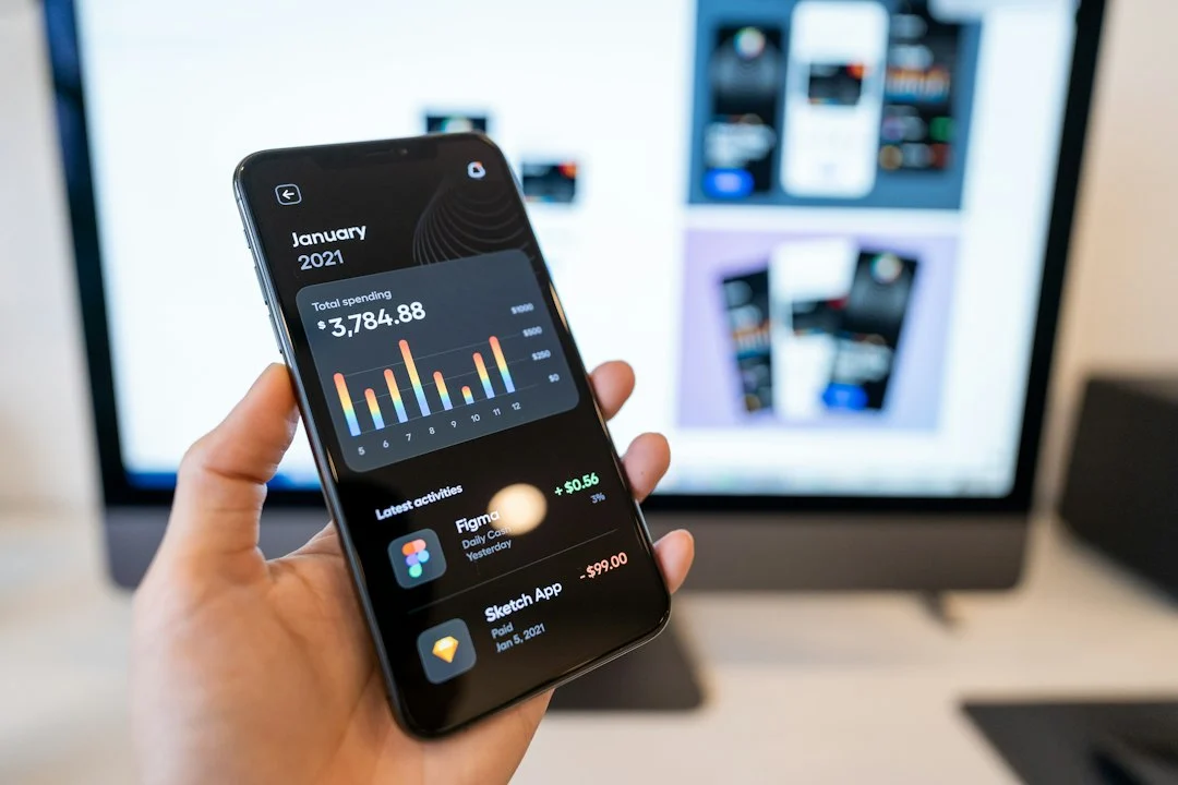 Eine Hand hält ein schwarzes Smartphone