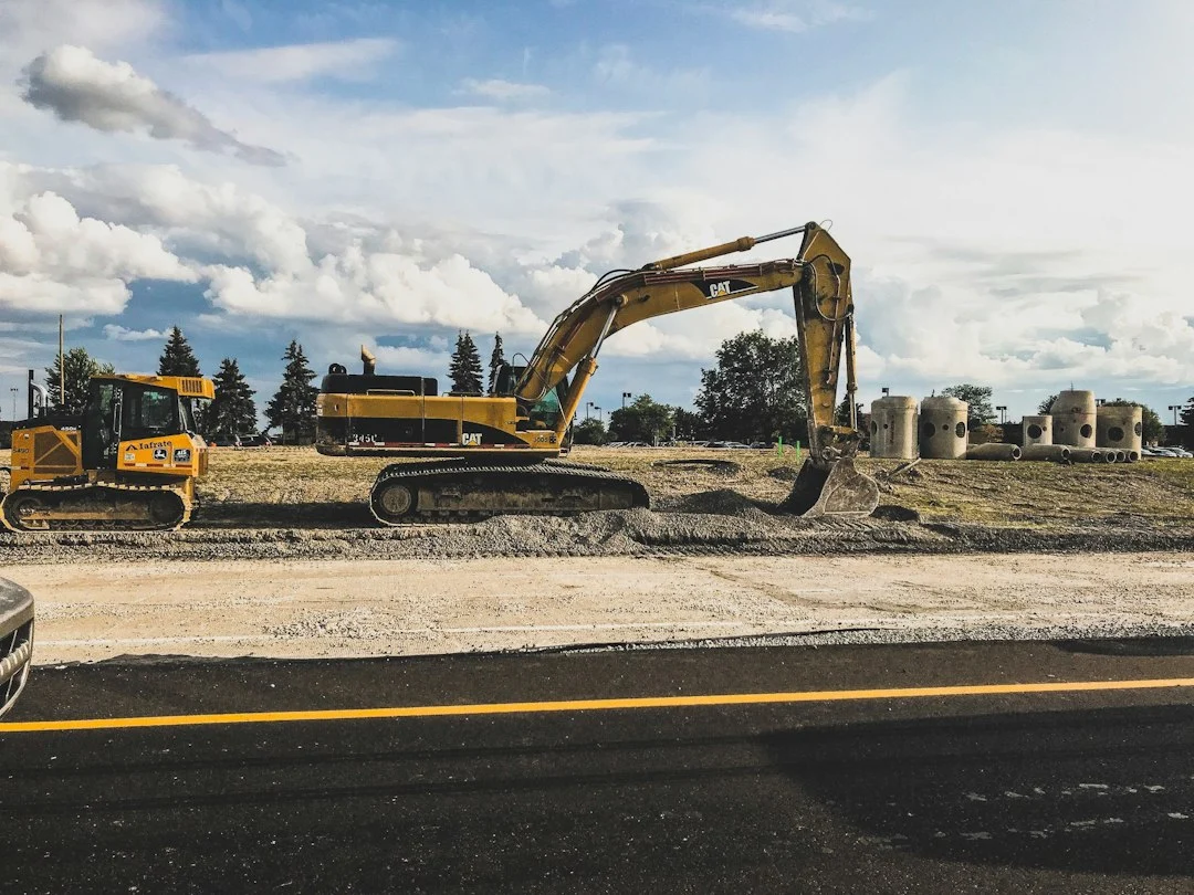 Gelber Bagger hebt auf einer Baustelle Erde aus